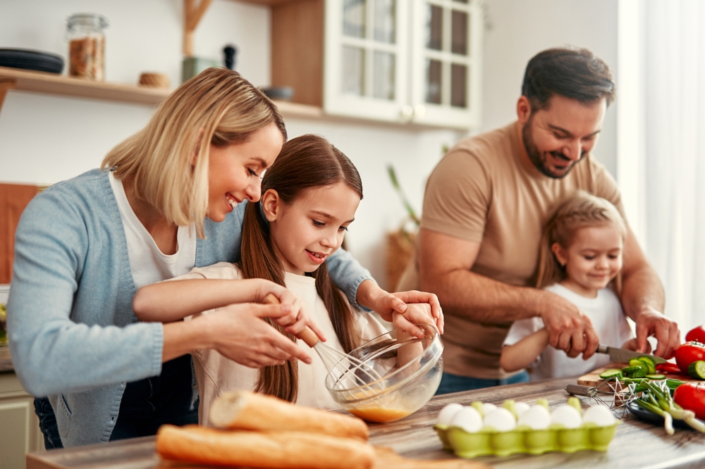 A,Joyful,Family,Comes,Together,To,Cook,With,Fresh,Vegetables